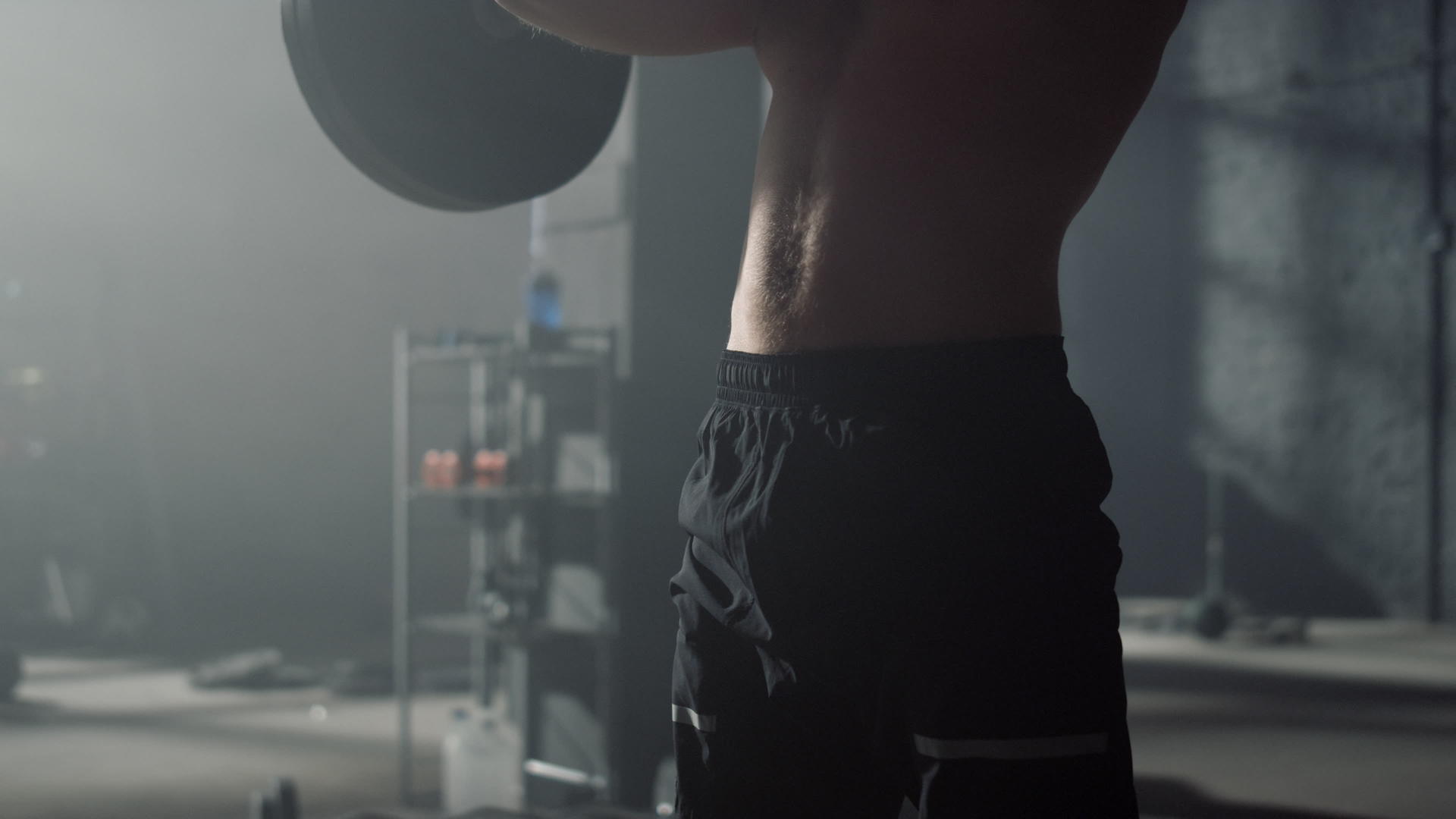 男性用杠铃锻炼前蹲视频的预览图