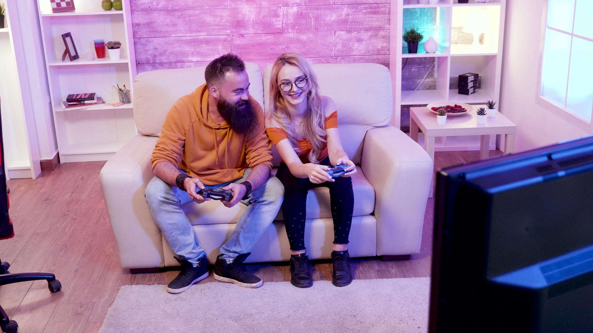 情侣在网上玩游戏的幸福关系视频的预览图