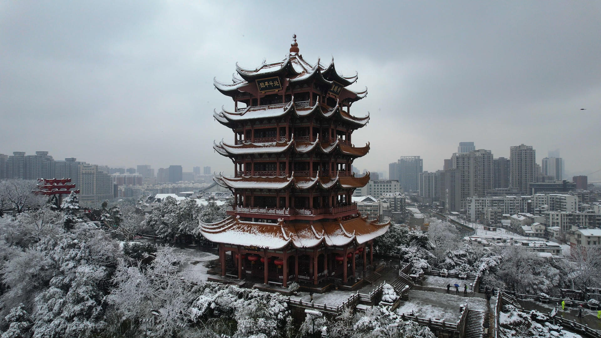 航拍冬天雪景中的地标古建筑武汉黄鹤楼4k素材视频的预览图
