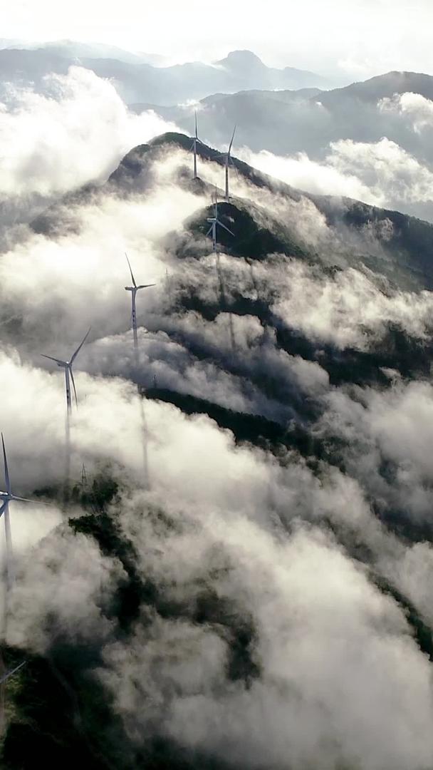 河源缺牙山海中的风力发电机航拍视频的预览图