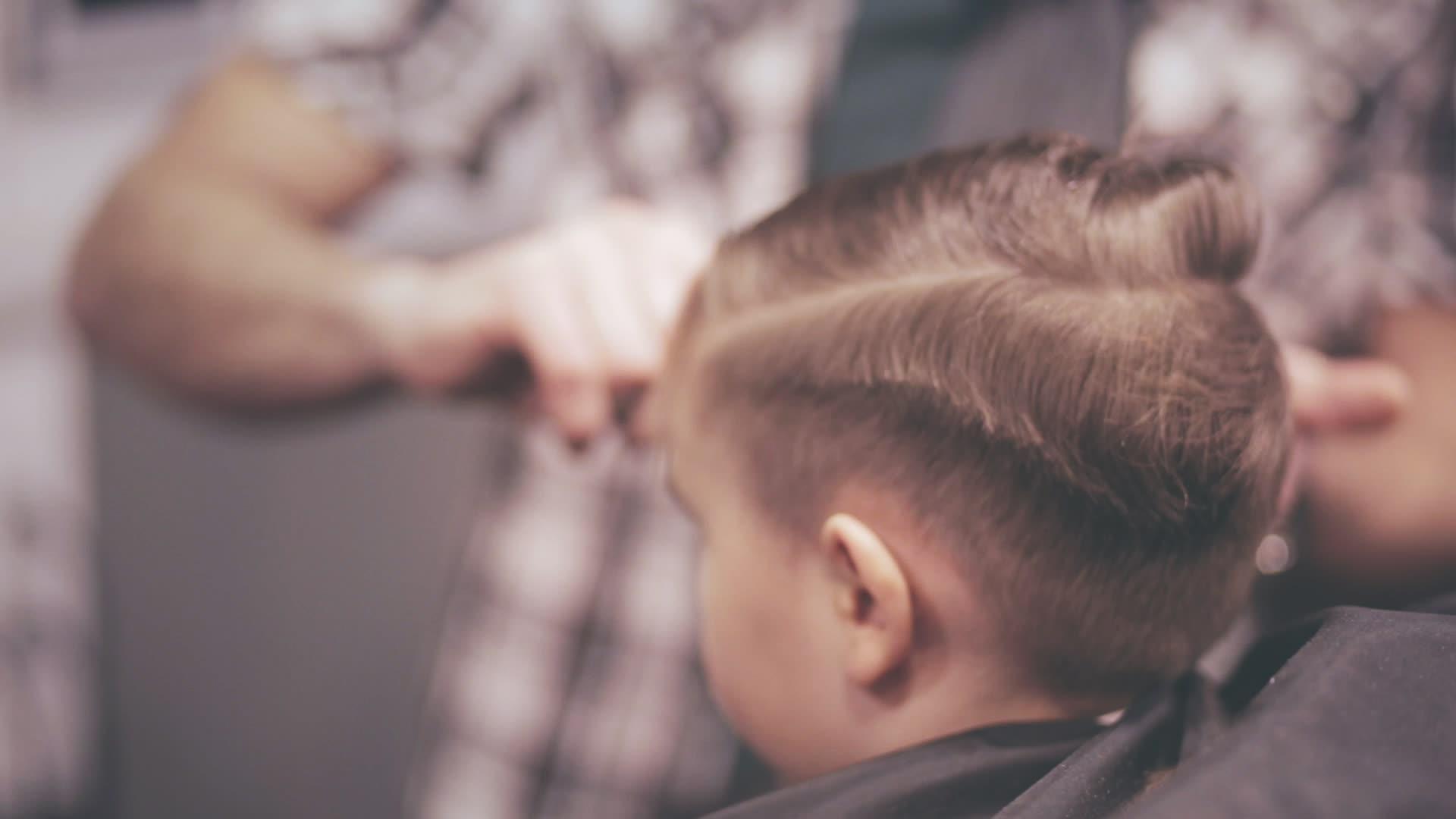 儿童发型儿童发型师给儿童梳头儿童理发视频的预览图