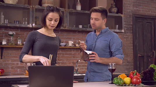 忙碌的女人和男人吃送货食品视频的预览图