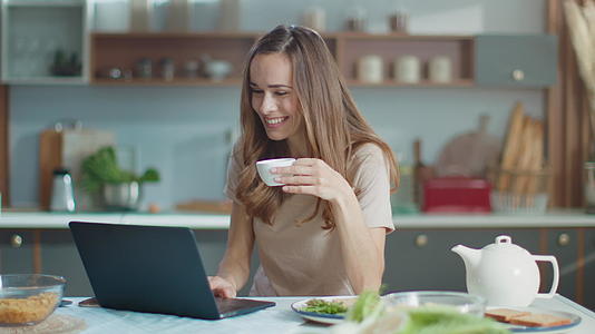 白领女性在家喝茶视频的预览图