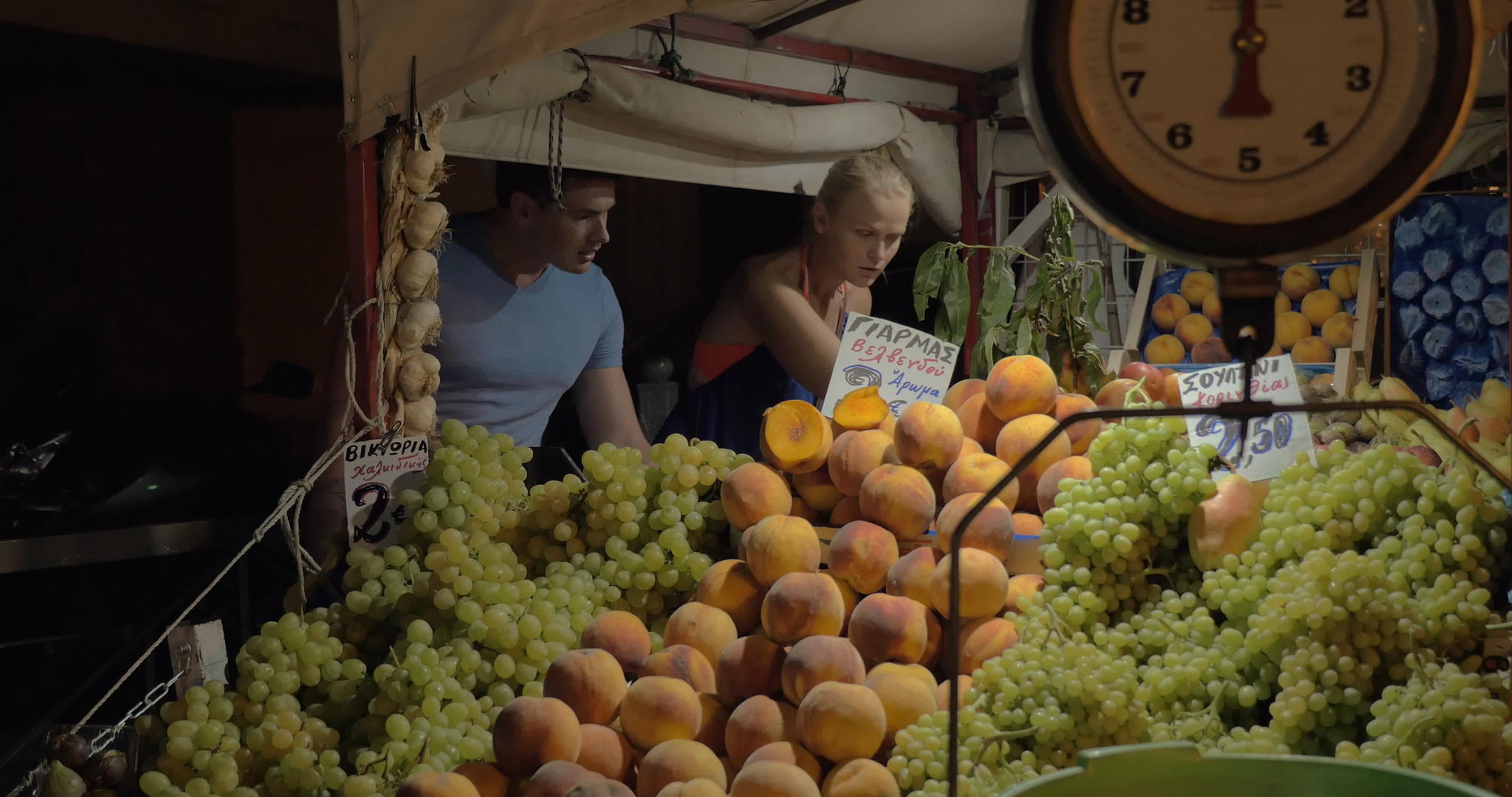在街头市场选择西红柿的夫妇视频的预览图