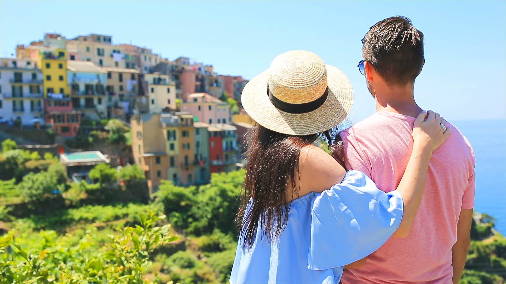 一对幸福的夫妇观察了意大利古老的沿海村庄视频的预览图