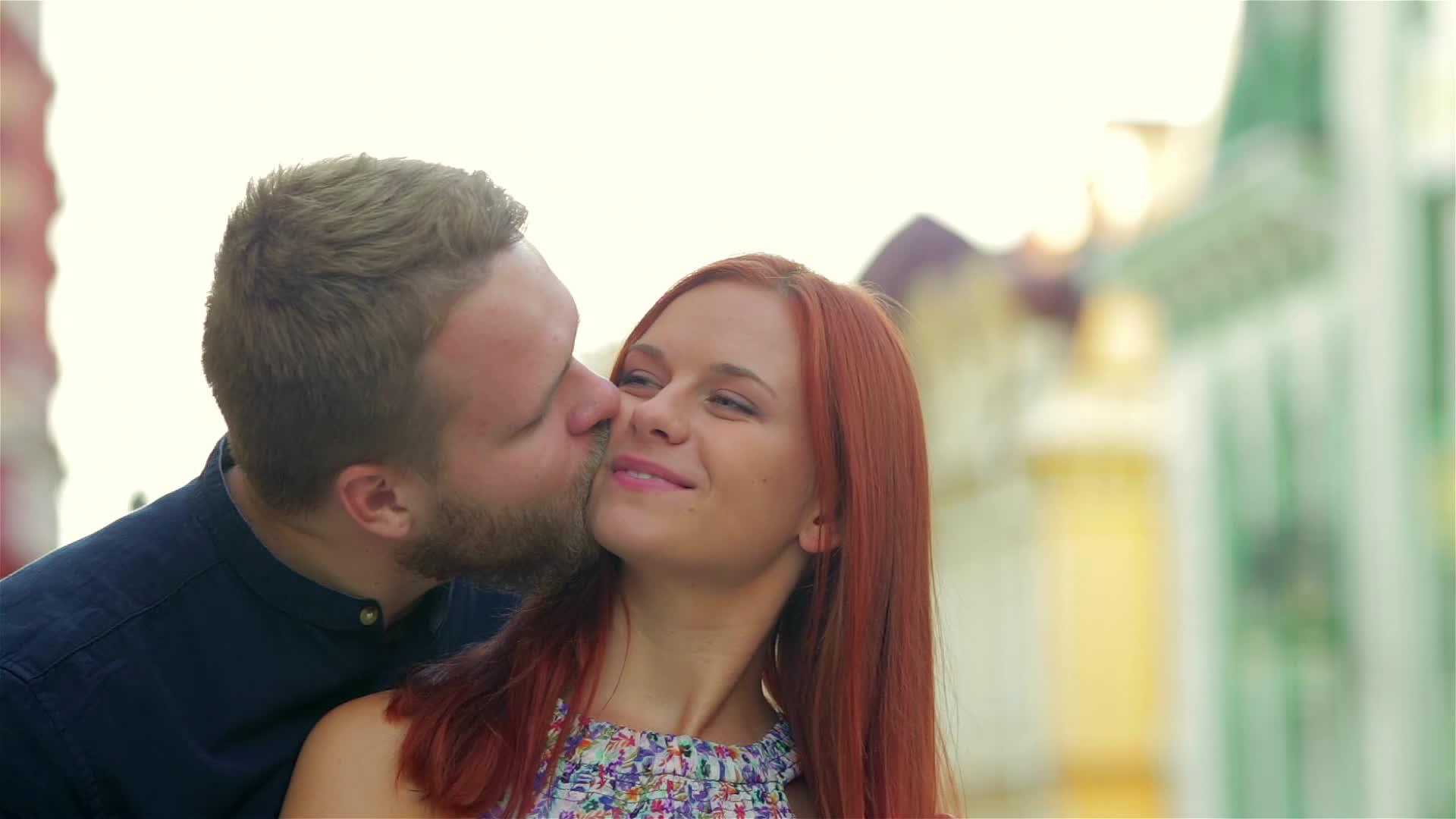 一个留着长胡子的男人遇到了他的女朋友视频的预览图