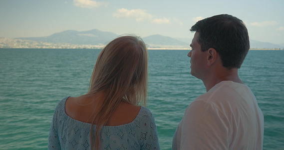 女人和男人在船上与大海交谈视频的预览图