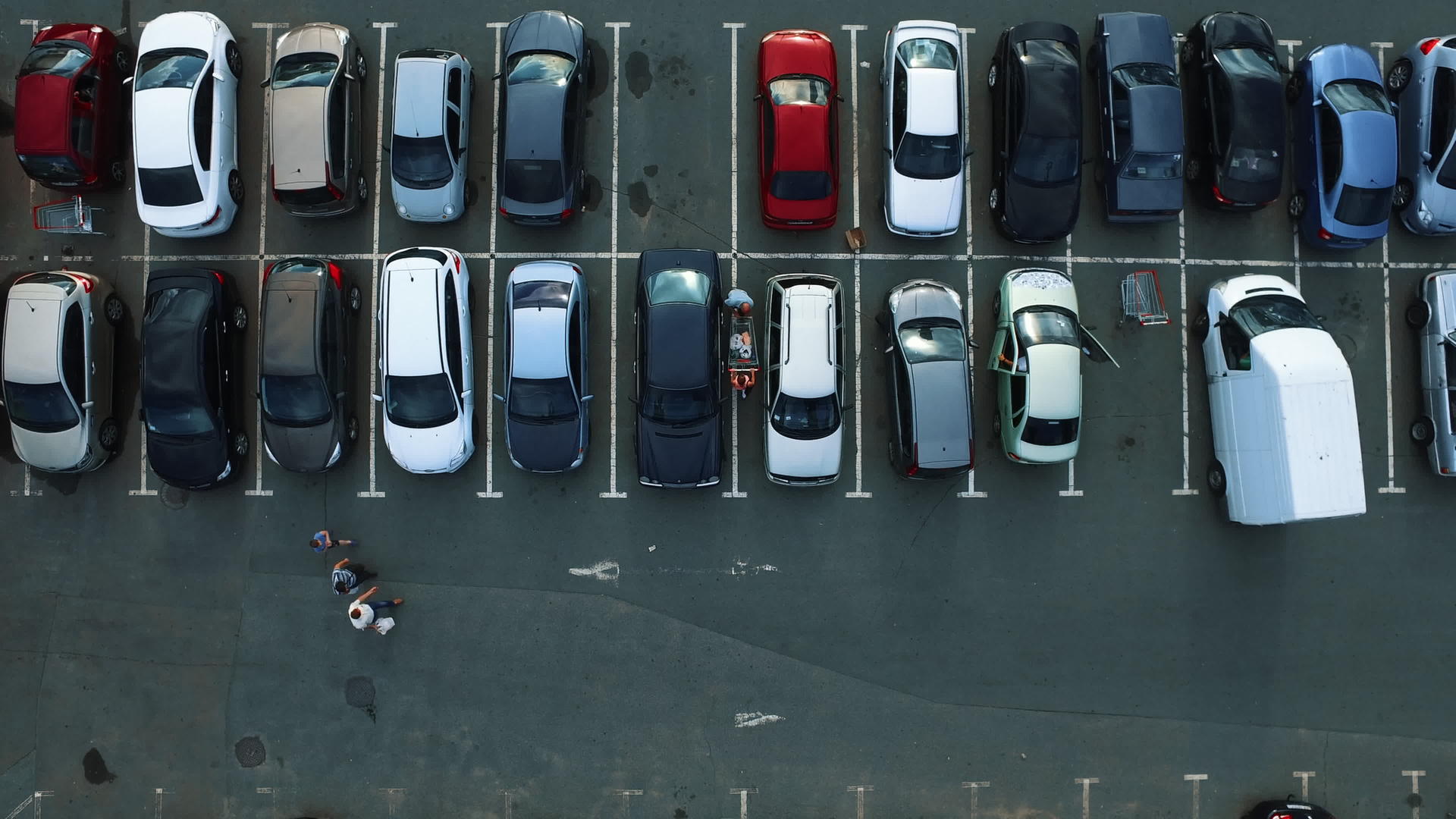 室外停车场航拍镜头视频的预览图