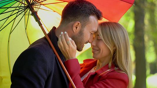 一对浪漫的情侣在彩虹伞下视频的预览图