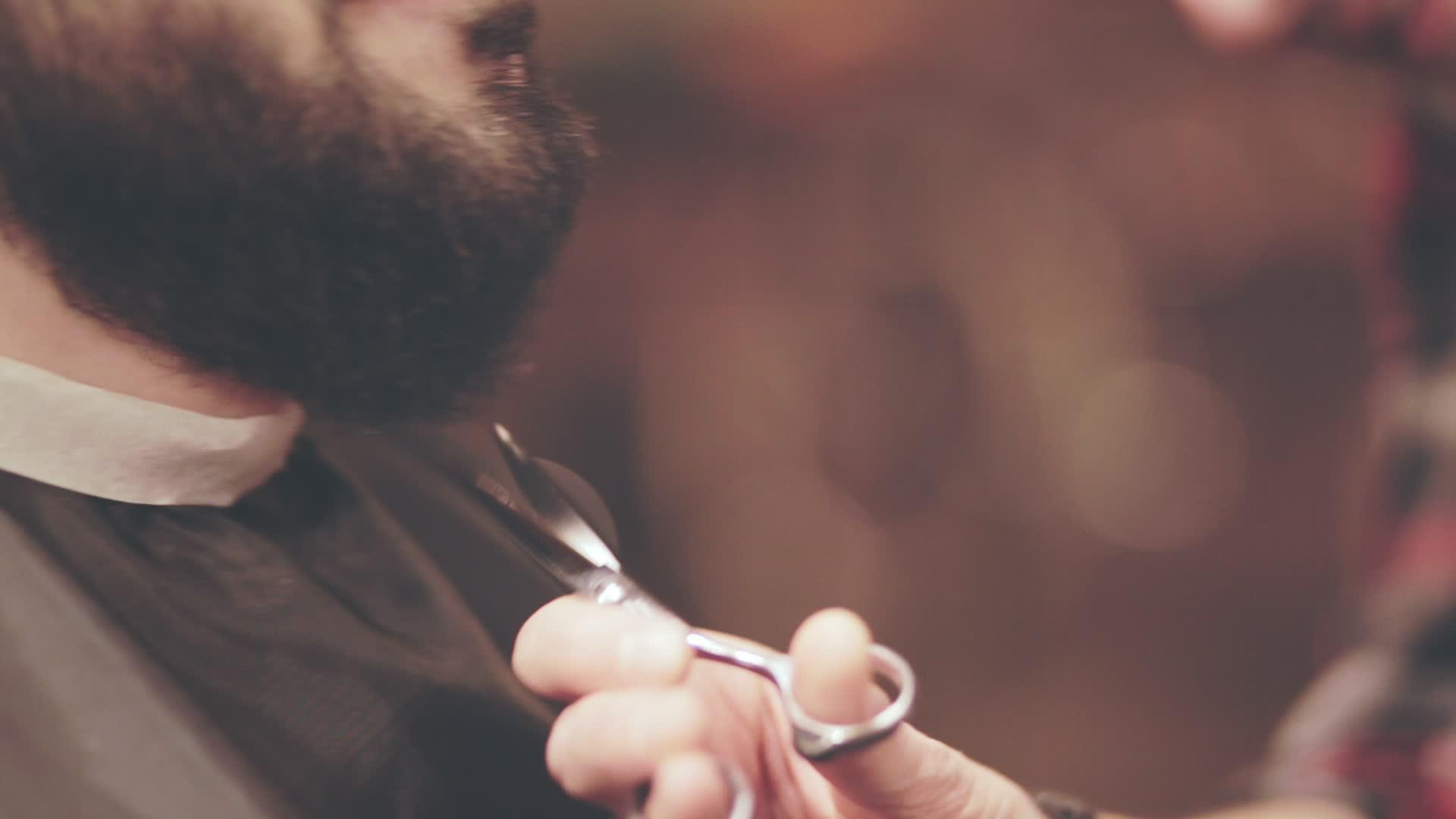 理发师和男人胡子一起工作理发店留胡子的男人视频的预览图