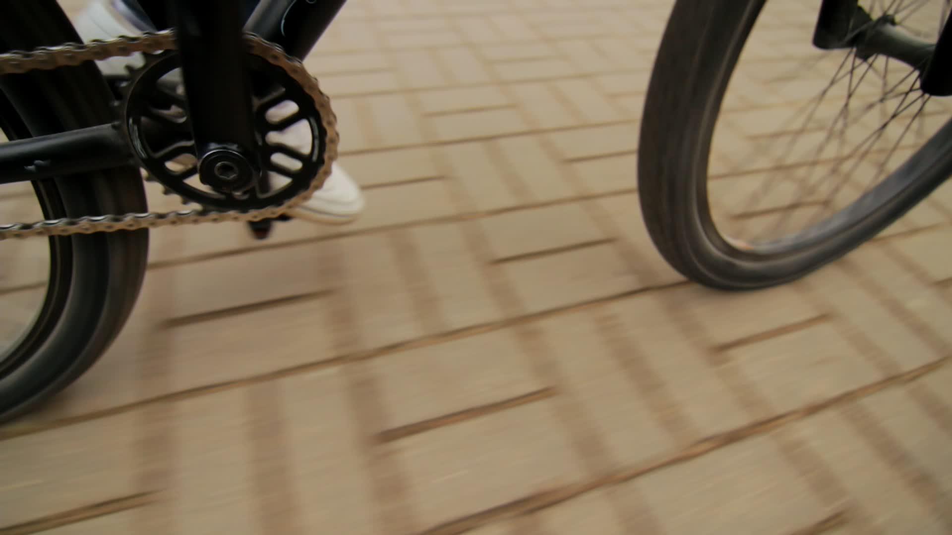 骑自行车在城市周围骑自行车活方式视频的预览图