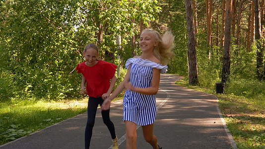 两对快乐的女孩在公园里度过了暑假视频的预览图