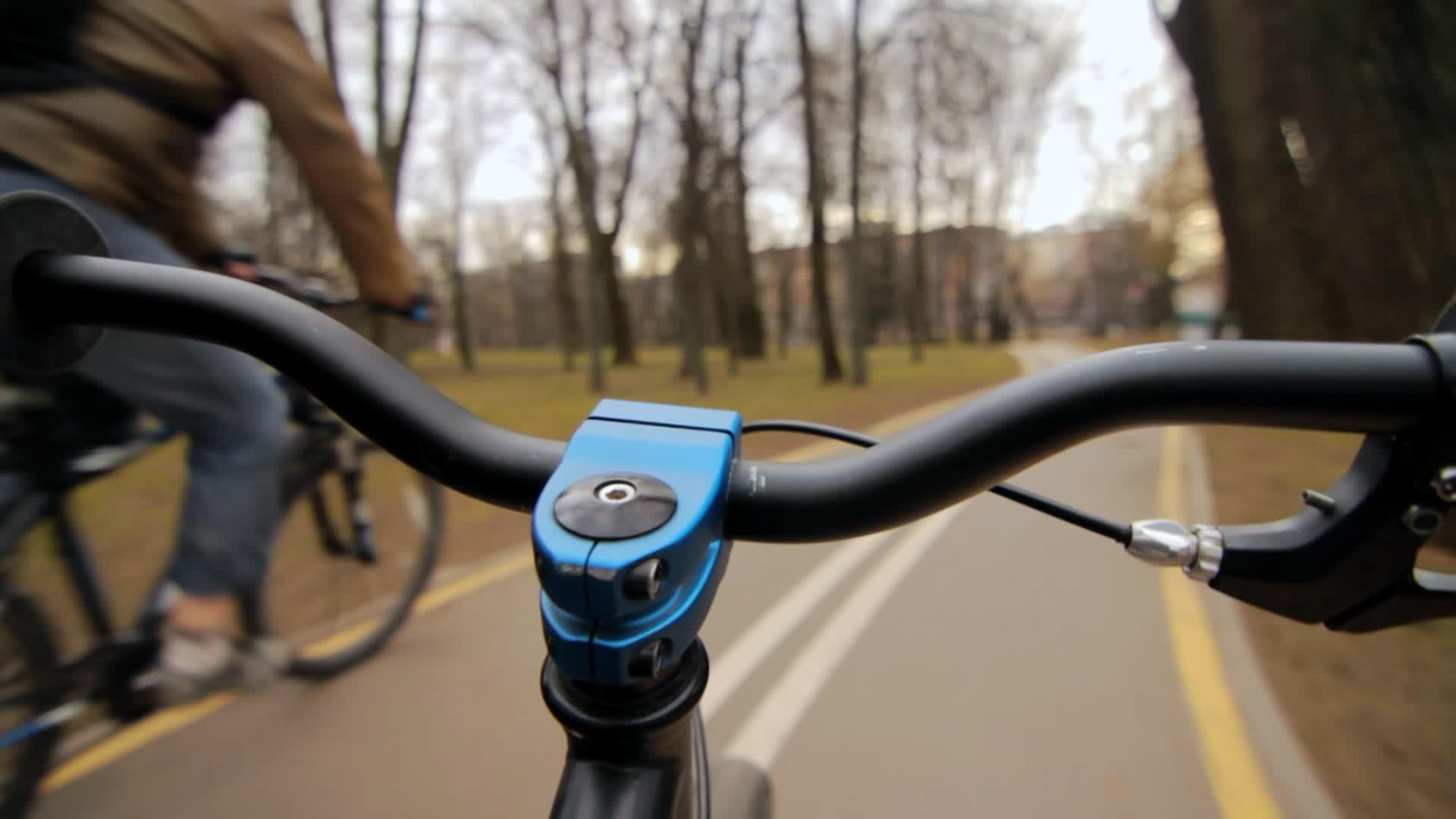 在沥青公园路上开自行车视频的预览图