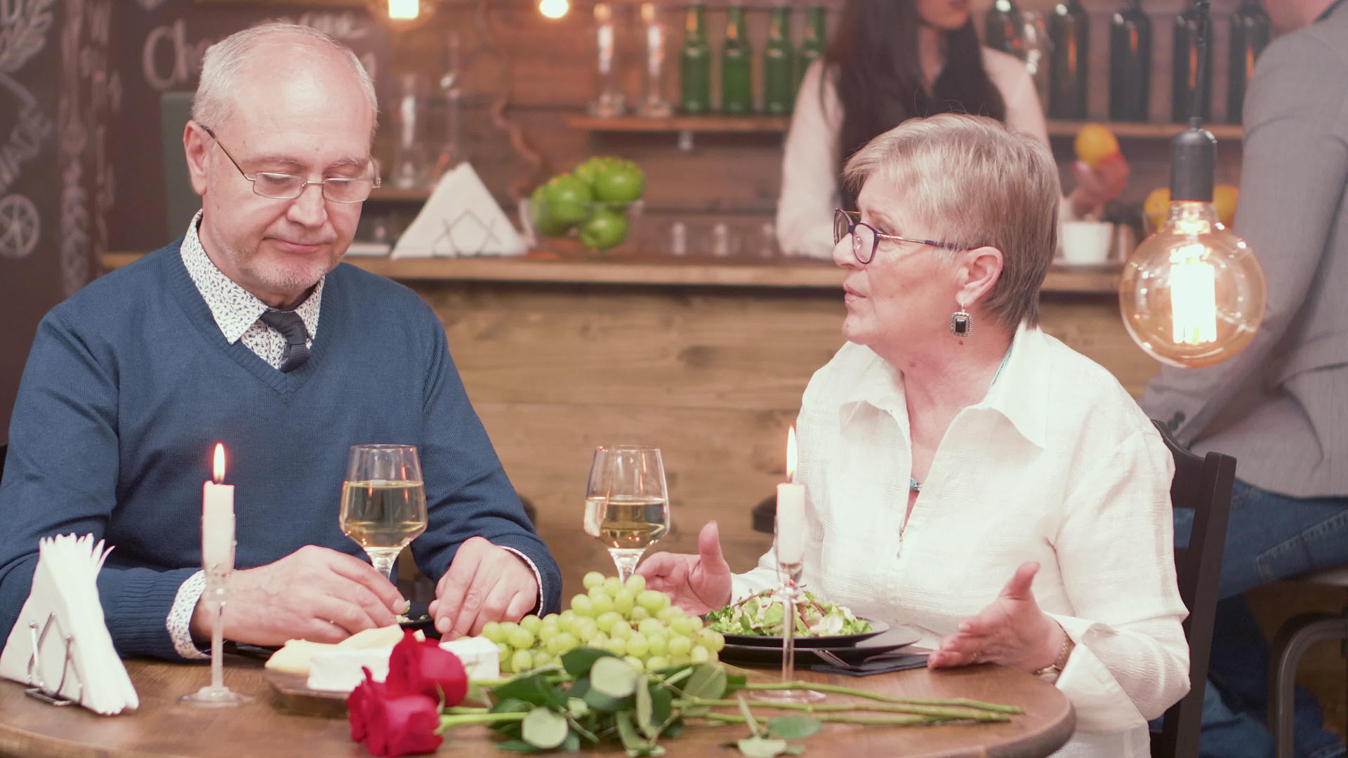 老年夫妇在浪漫约会中聊天视频的预览图