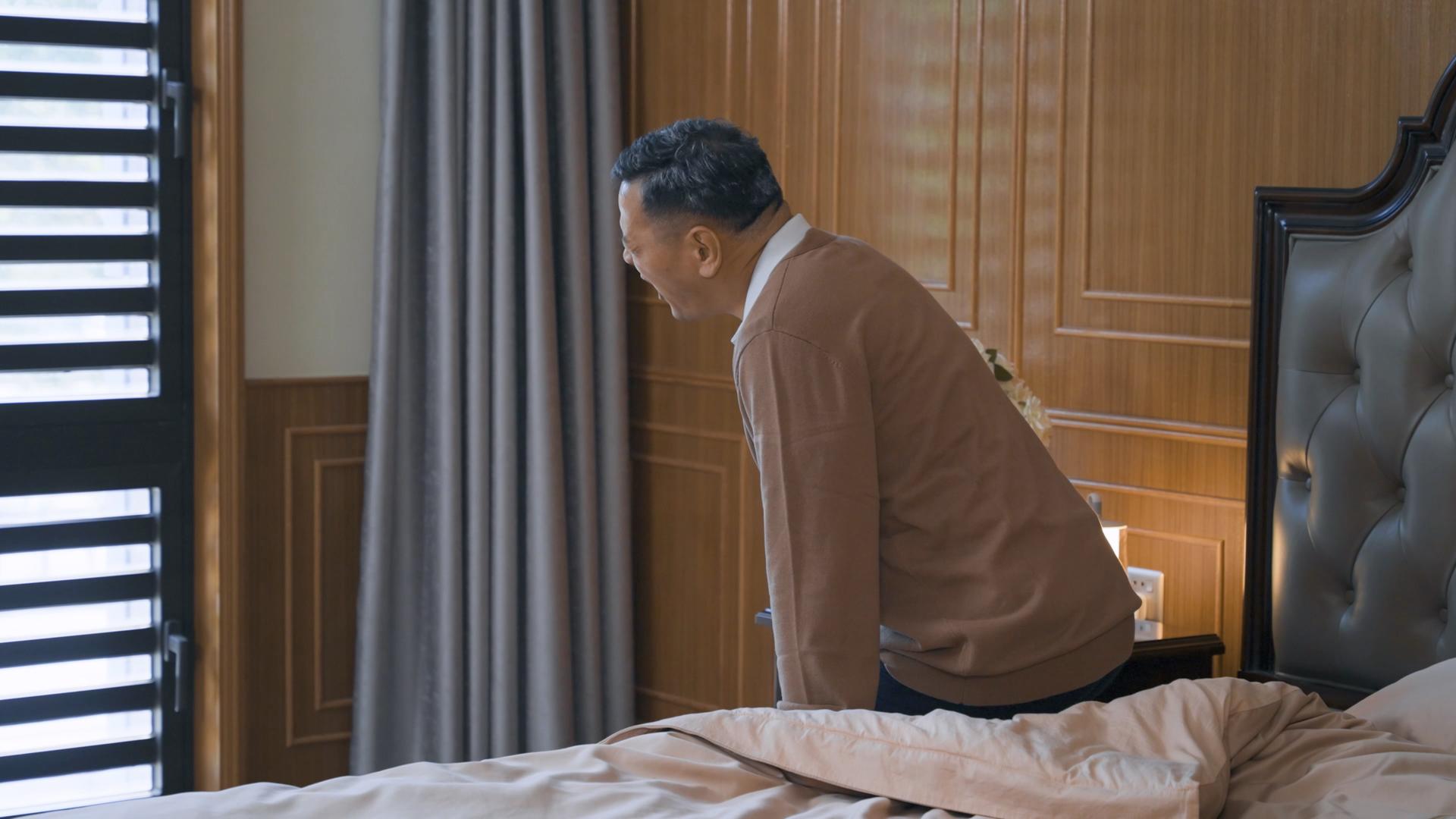 4k老年男性腰腿疼痛腰椎痛肌无力视频的预览图