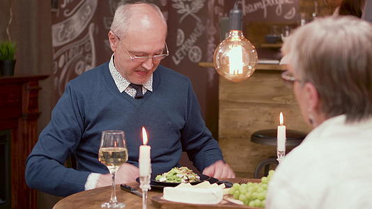 在浪漫的晚宴上老人向他的搭档求婚视频的预览图