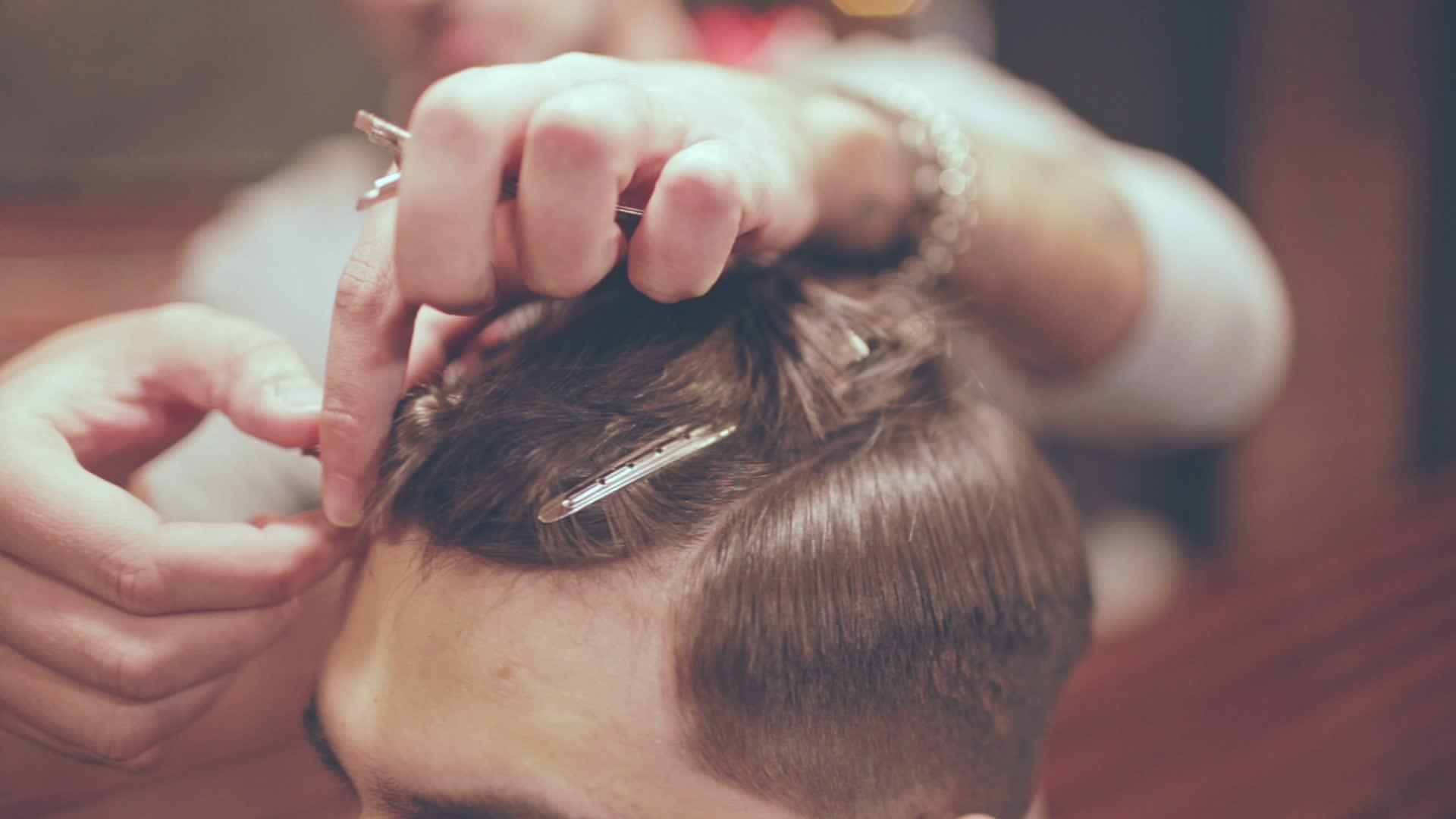 理发师理发男性发型模特视频的预览图