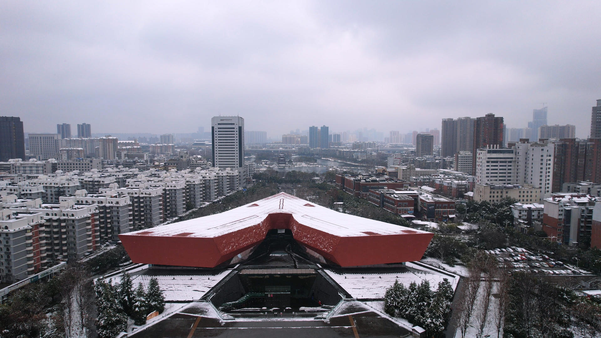 航拍冬天雪景地标建筑武汉辛亥革命纪念馆4k素材视频的预览图