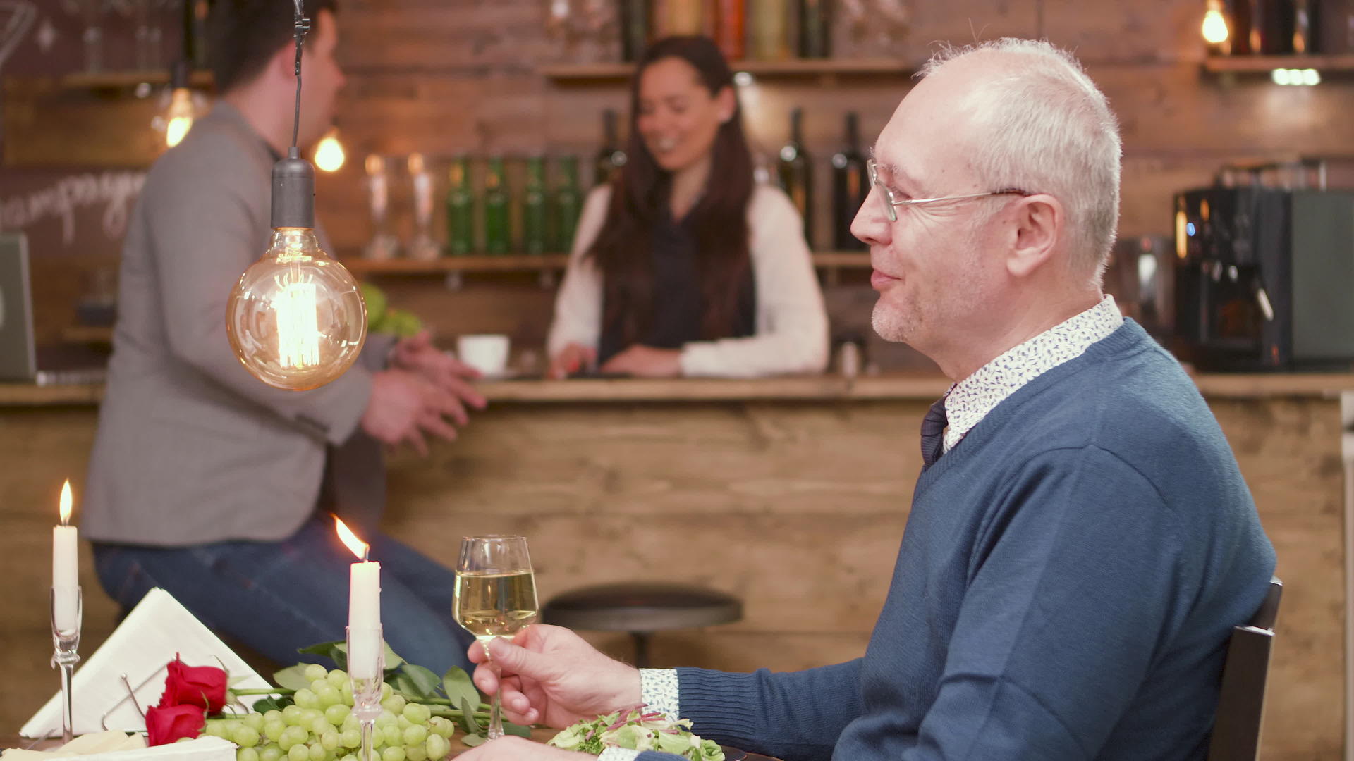 快乐的老人正在约会一杯白酒视频的预览图