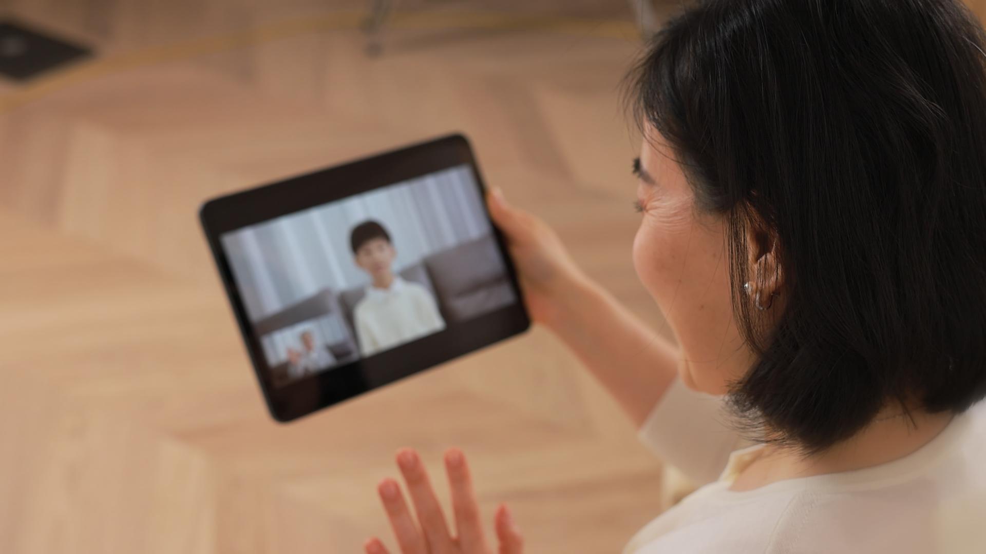 居家使用平板视频通话的中年女性视频的预览图