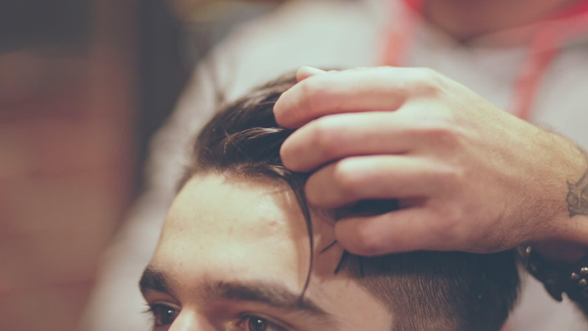 湿发型师用凝胶定型男性发型视频的预览图