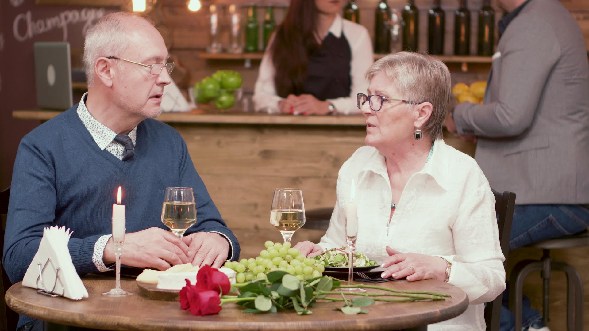 老夫妇在古董餐厅浪漫约会视频的预览图