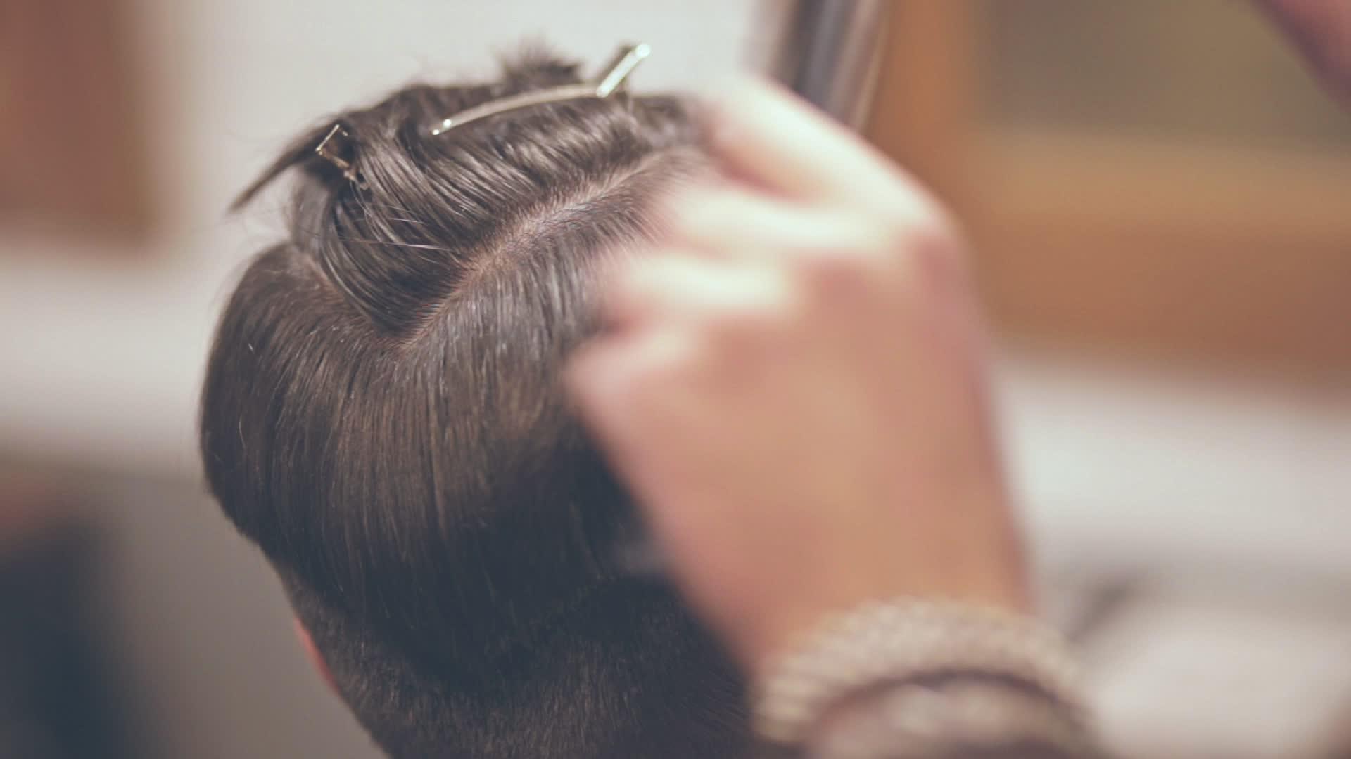 发型师男发型理发师理发师工作视频的预览图