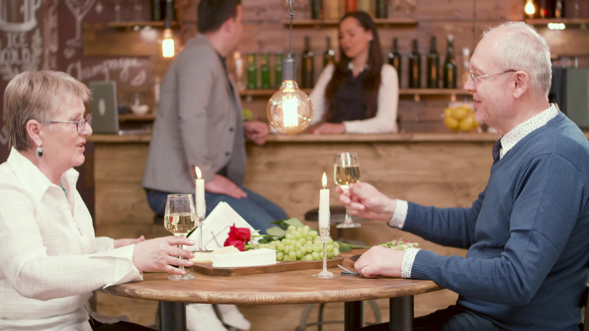 一家餐馆的老夫妇缠着杯子喝红酒视频的预览图