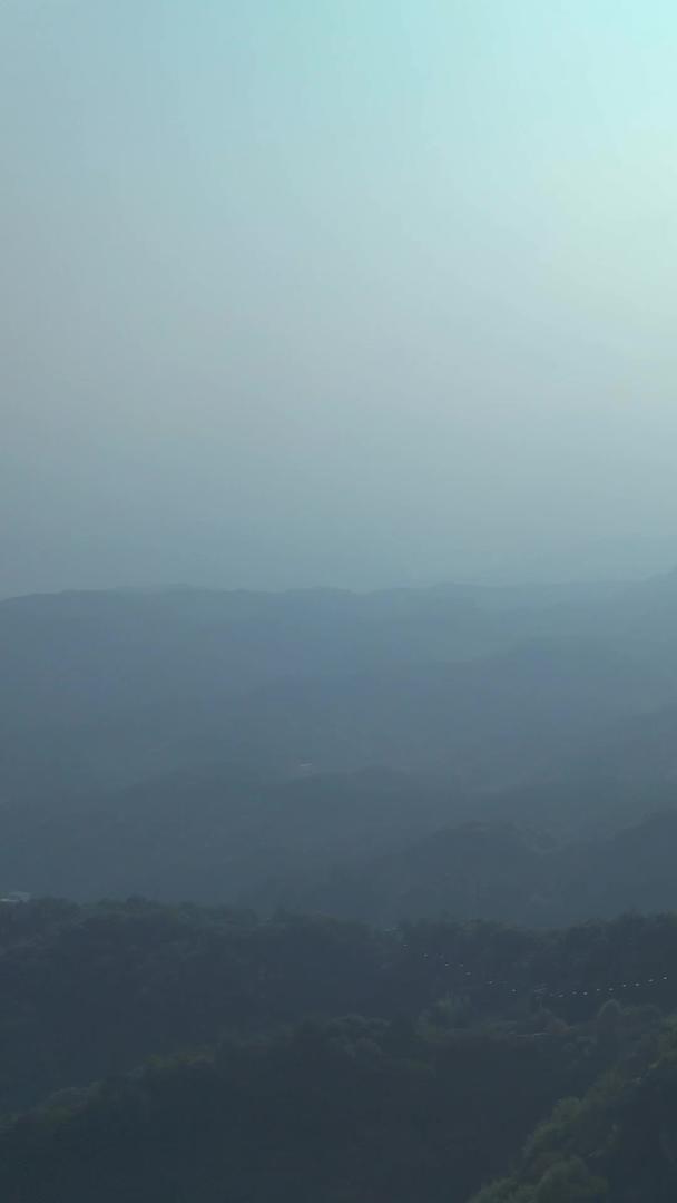 航拍湖南5A级旅游景点山顶欣赏风景栈道素材视频的预览图