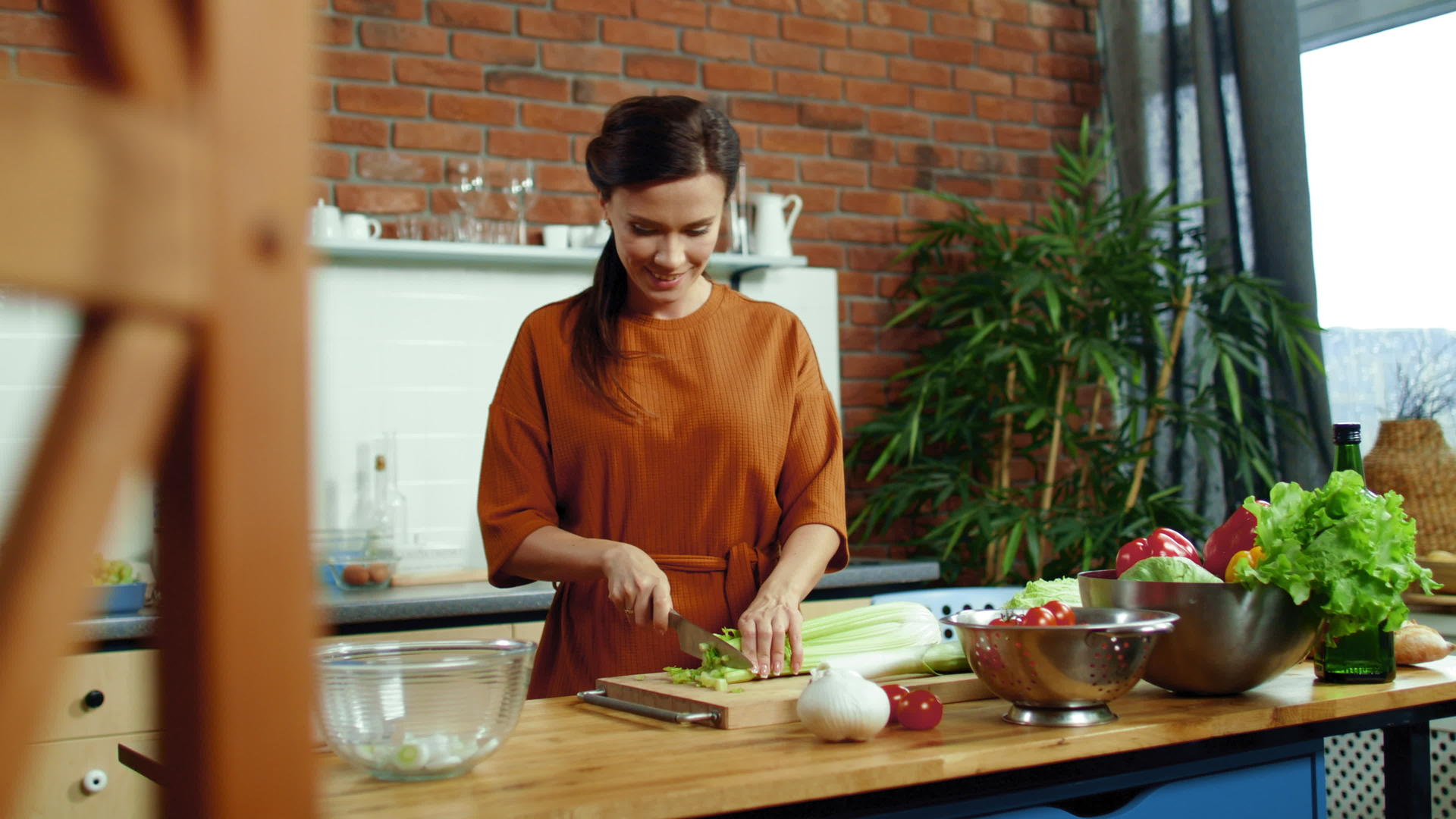 年轻女性切芹菜的制作过程视频的预览图
