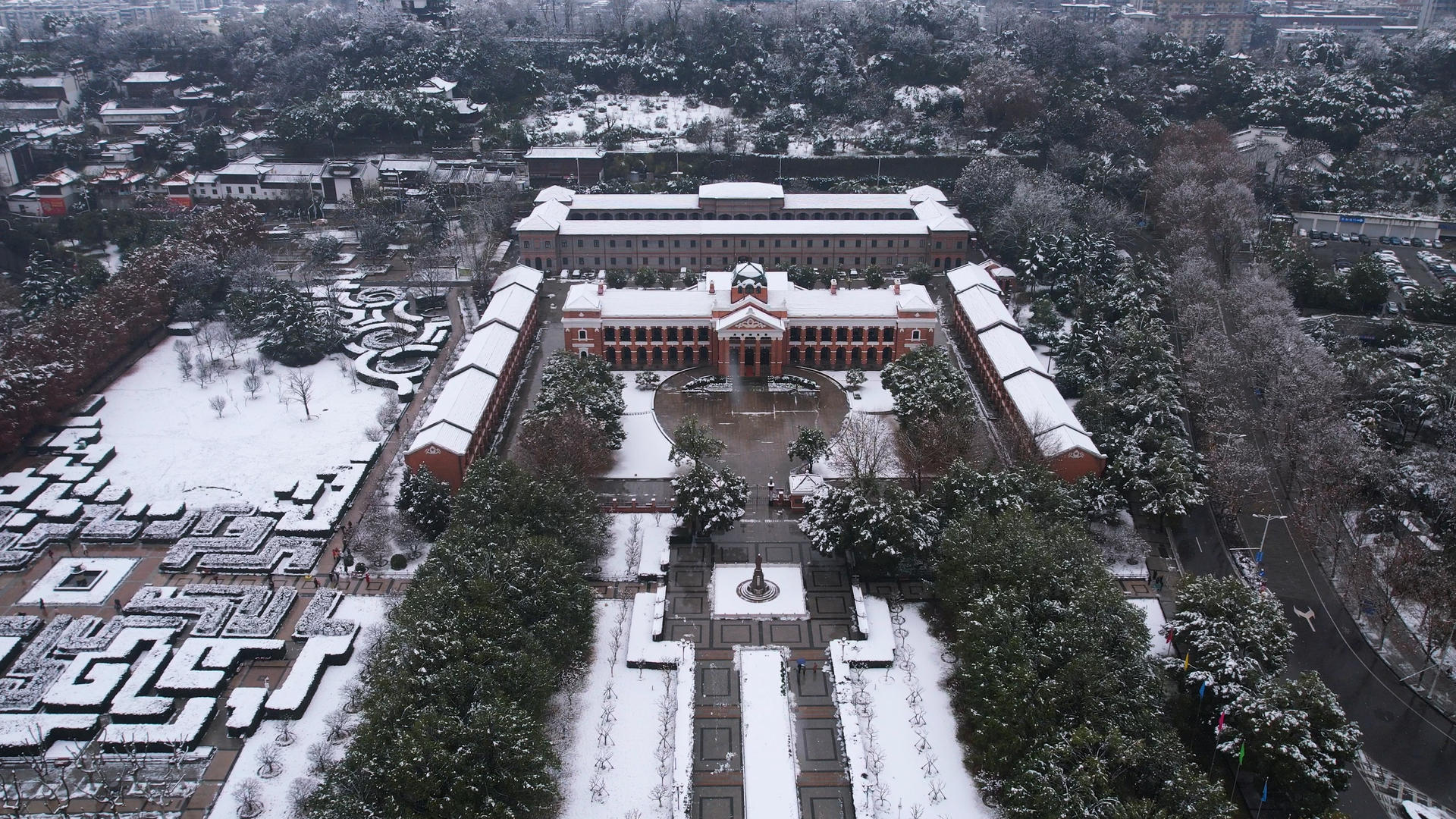 航拍冬天飘雪中的武汉地标历史建筑鄂军都督府雪景4k素材视频的预览图