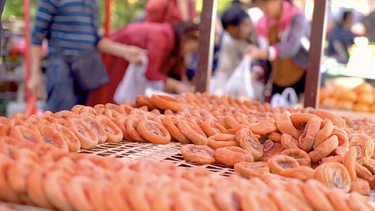 秋天丰收季节晾晒柿饼视频的预览图