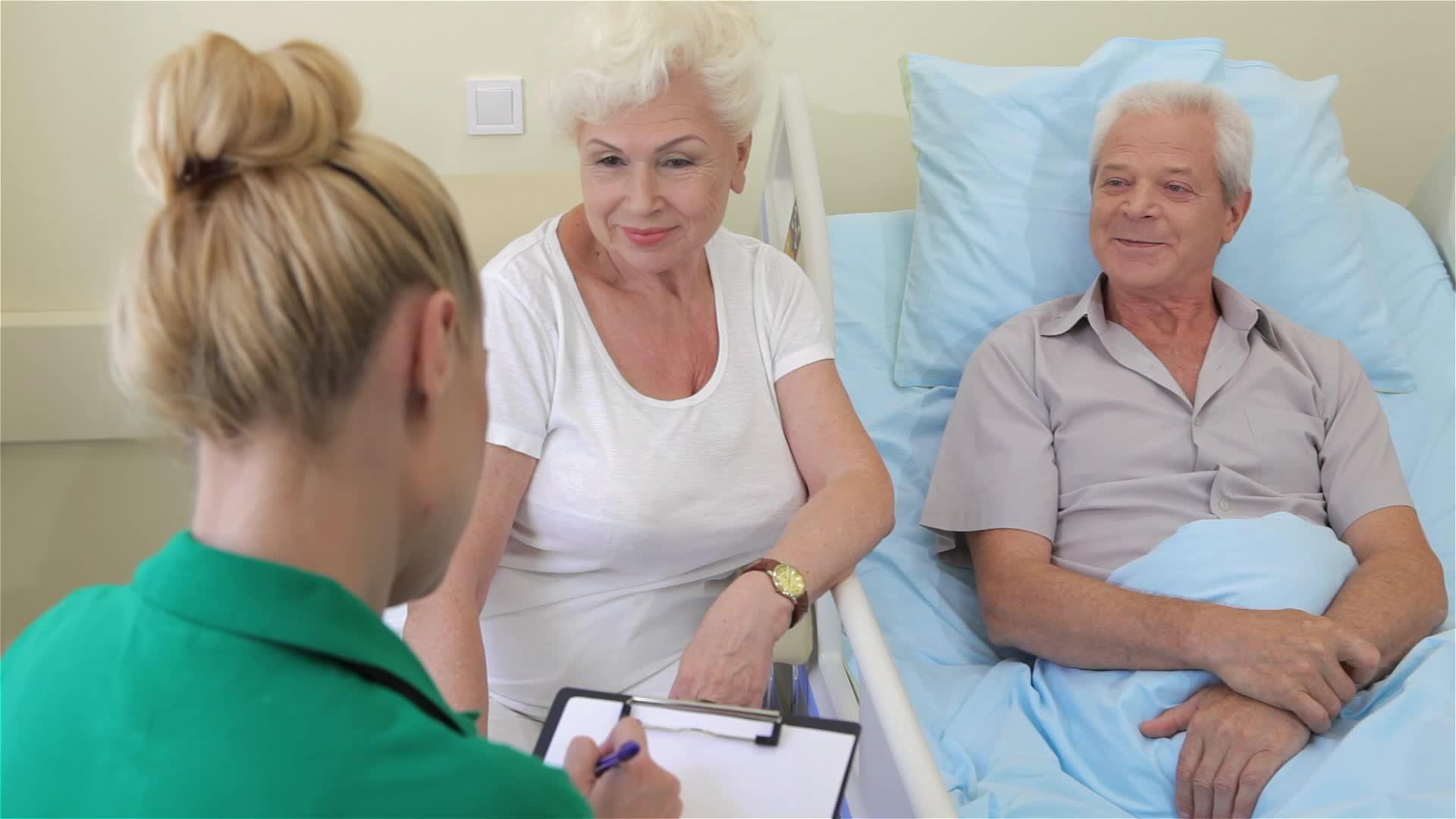 护士注意到老年男性患者的健康状况并指出视频的预览图