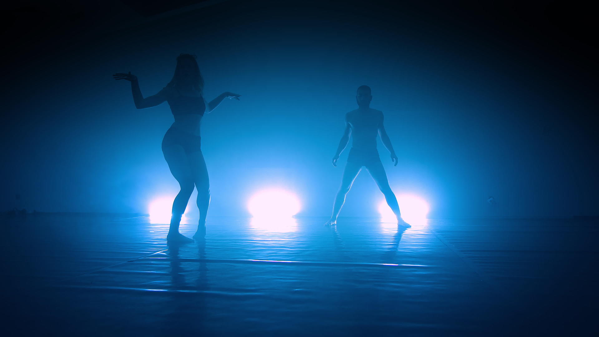 年轻优雅的情侣舞者穿着黑色的衣服在舞蹈演播室的烟雾中表演视频的预览图