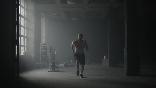 体育男士开始在健身房跑步视频的预览图