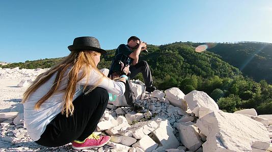 日出时专业摄影师在岩峰上拍照视频的预览图