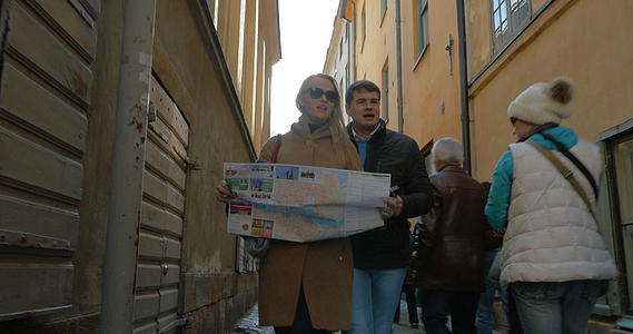 游客在城市周围走动持有地图视频的预览图