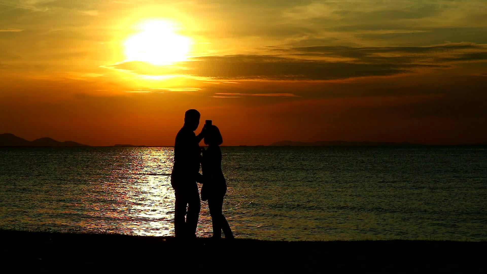 夫妻在海上日落时自拍视频的预览图