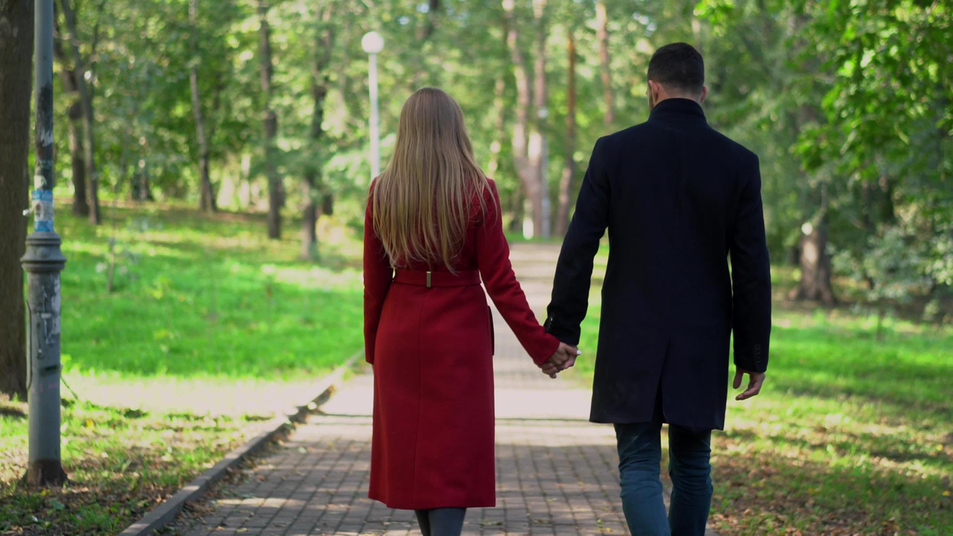 情侣们在公园散步时手牵手视频的预览图