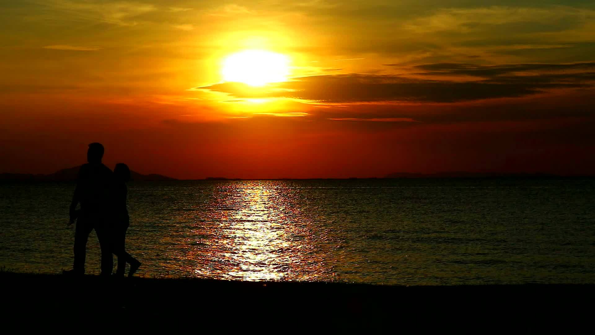 当海里的日落和水中的阳光反射在一起时情人醒来视频的预览图