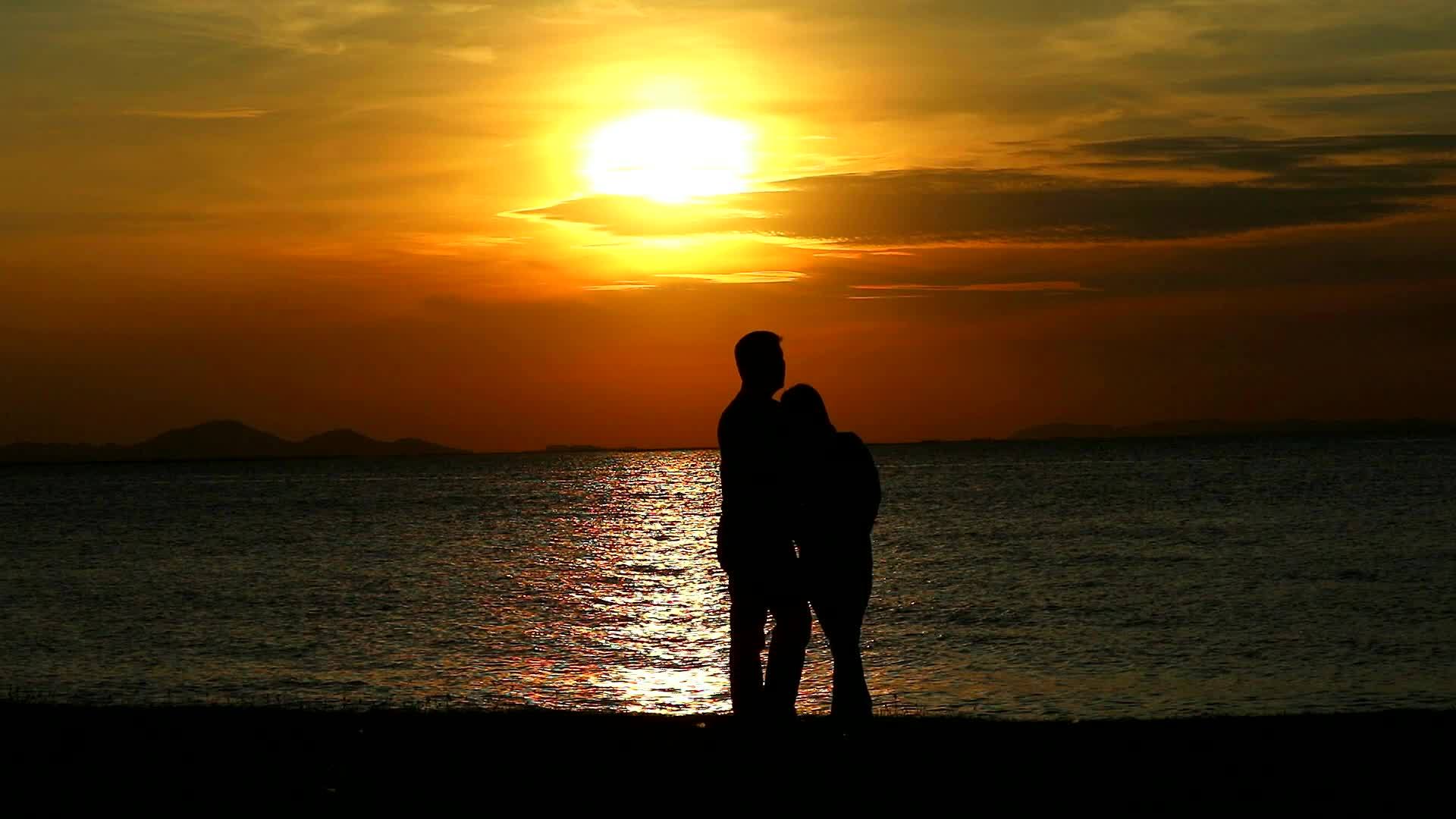 夫妻在海上日落时拥抱视频的预览图