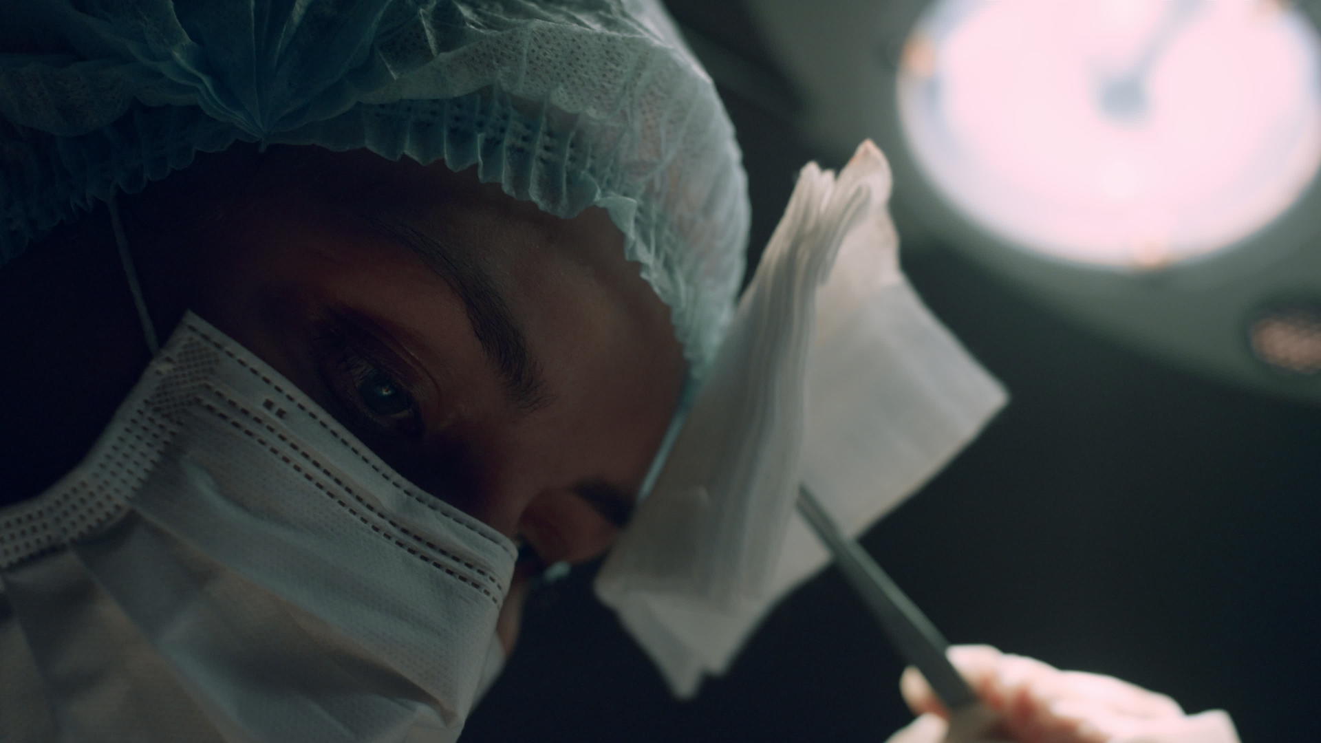 外科医生在黑暗医院的重症监护病房接受手术视频的预览图