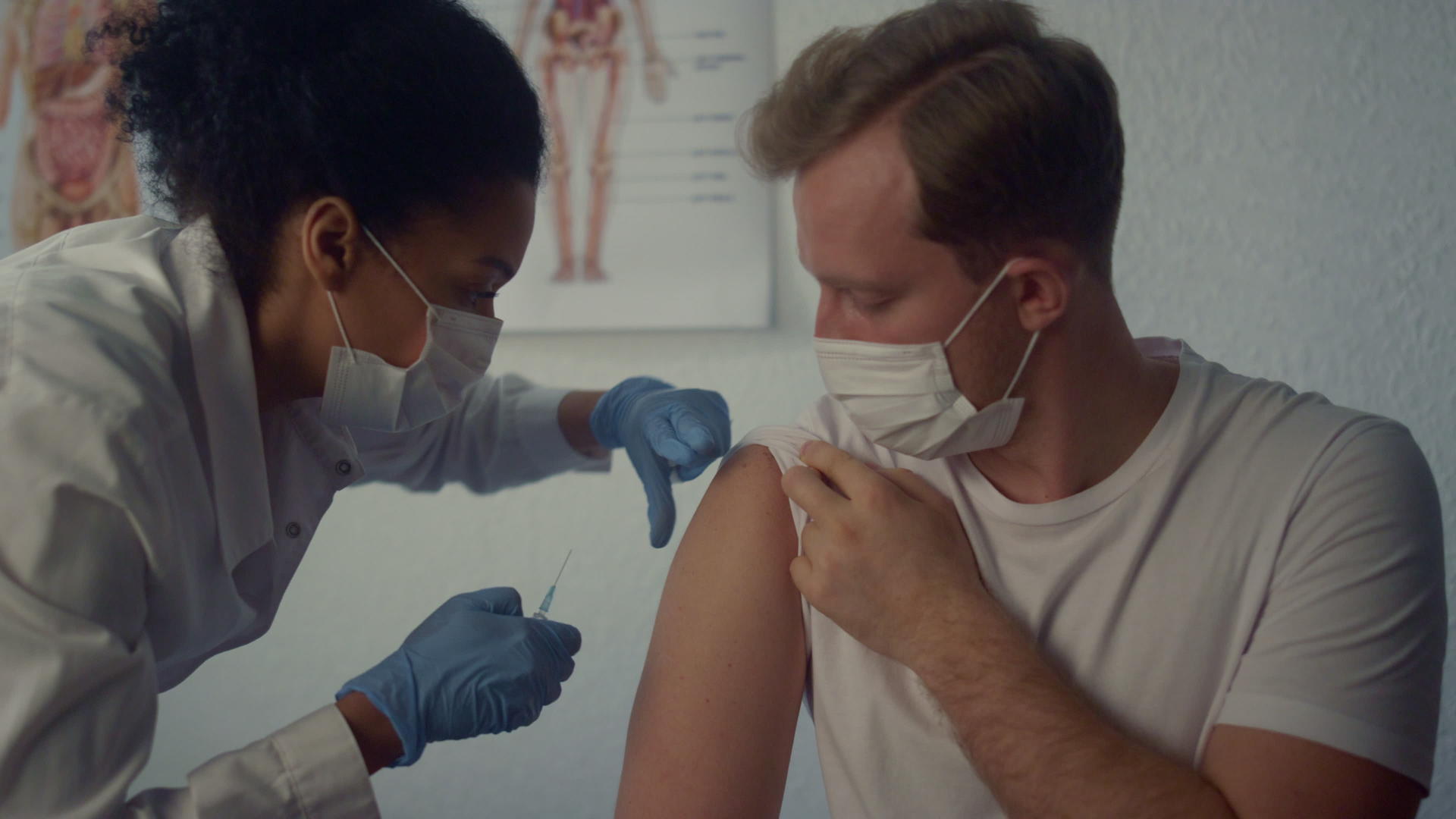 女医生在男人肩上注射疫苗视频的预览图