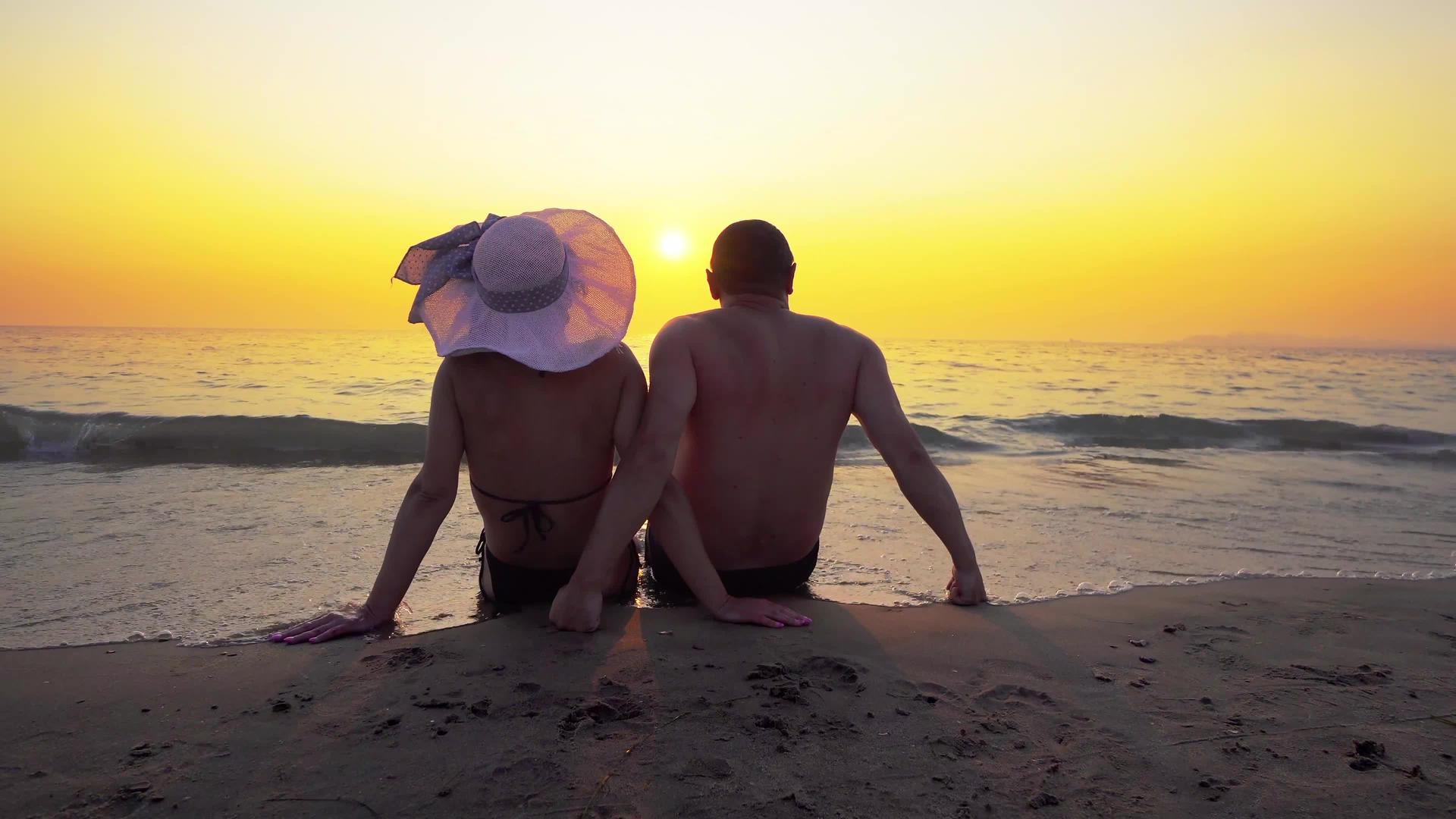 在热带日落暑假概念的海滩上放松的恋人视频的预览图