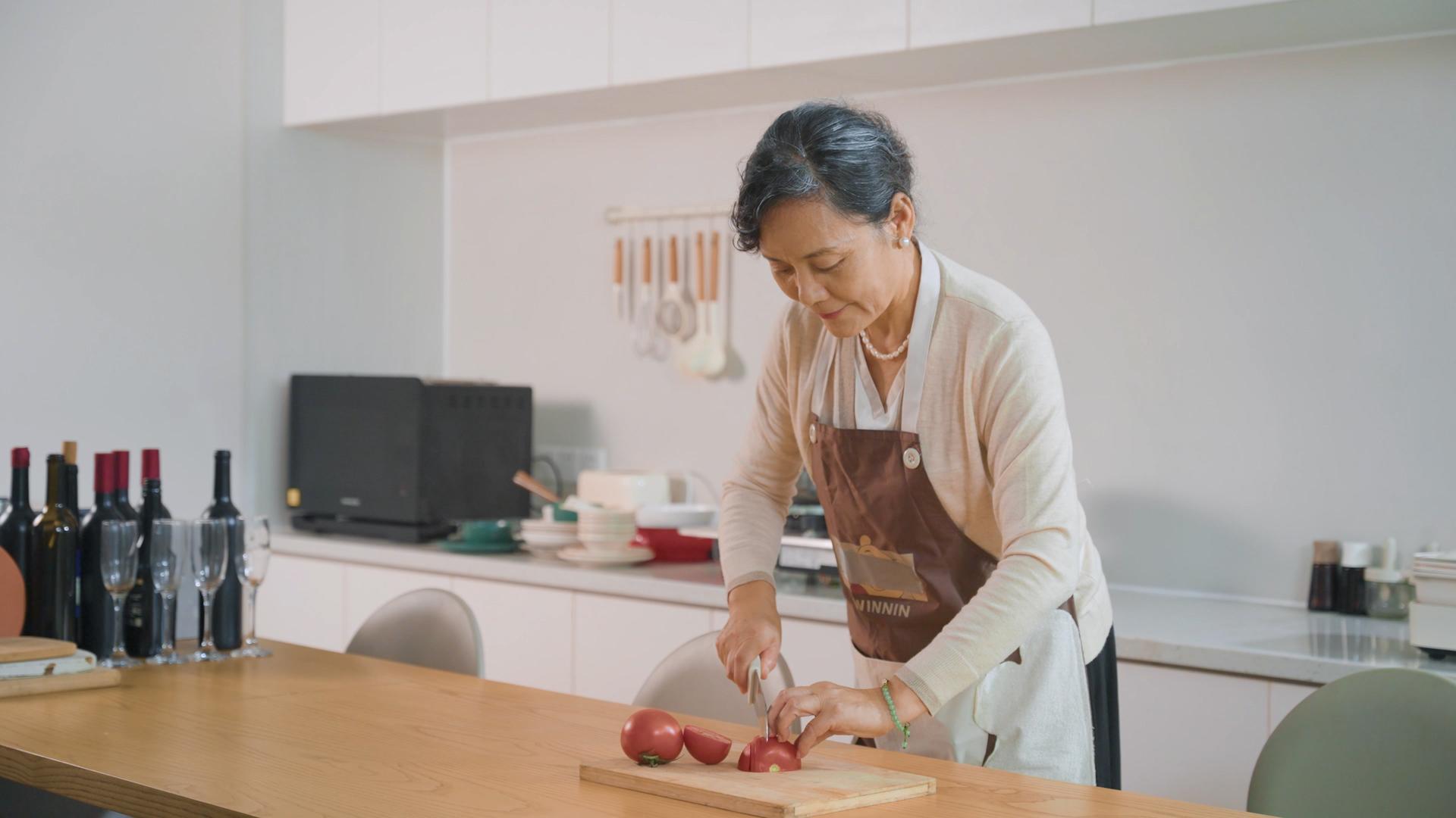 4k老年妇女切菜做饭厨房餐饮视频的预览图