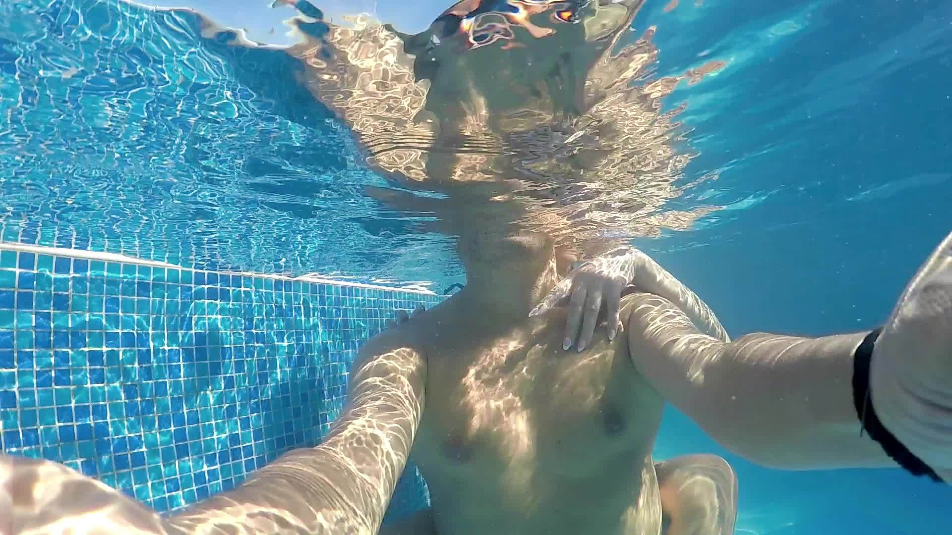 一对美丽的夫妇在水下拥抱享受水下慢动作的温泉视频的预览图