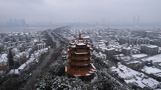 航拍冬天飘雪中的地标古建筑武汉黄鹤楼雪景4k素材视频的预览图
