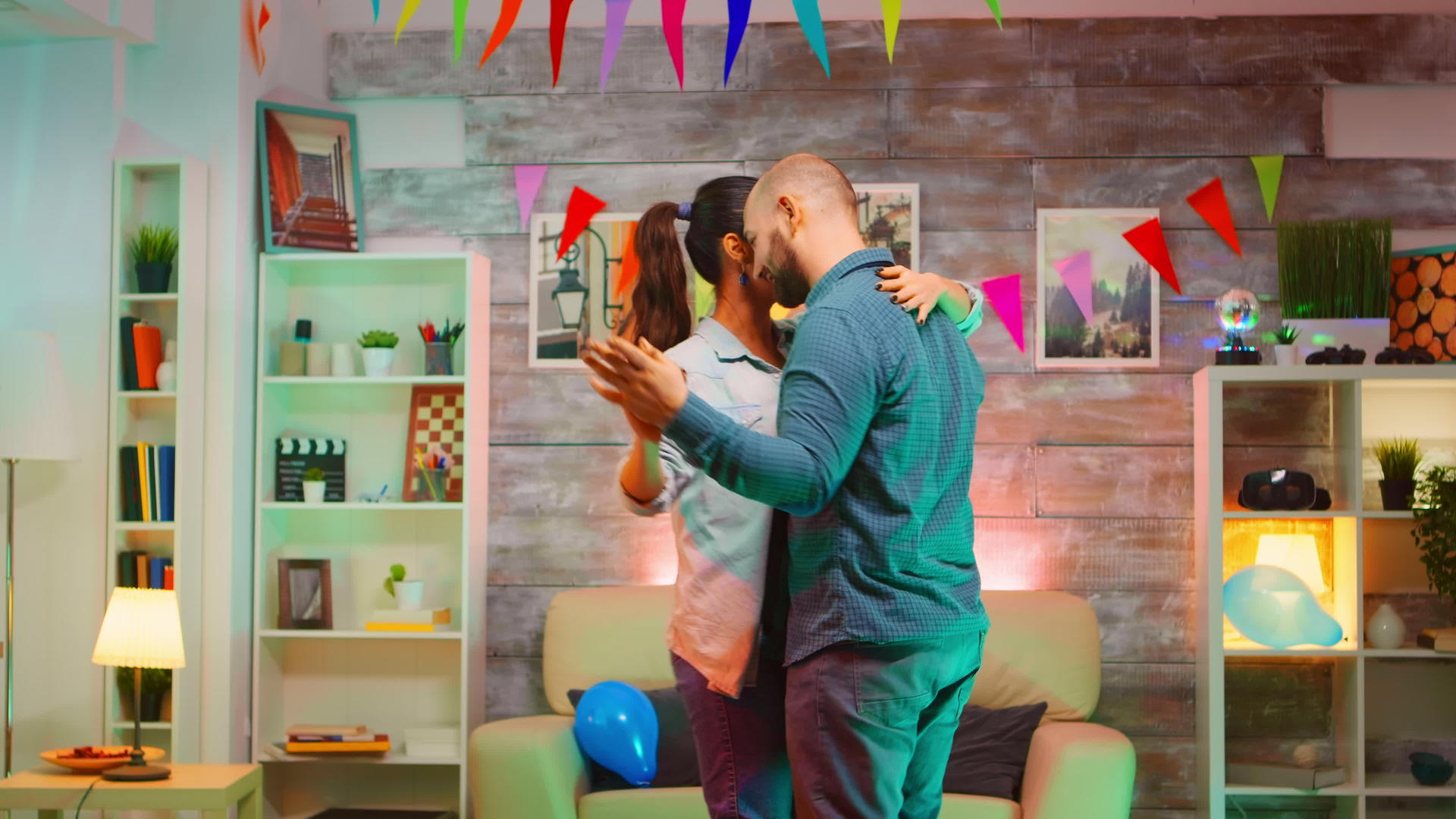 年轻夫妇用浪漫的音乐跳舞视频的预览图