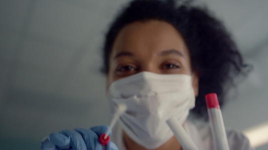 第一视角女医生单管咽拭子采集核酸视频的预览图