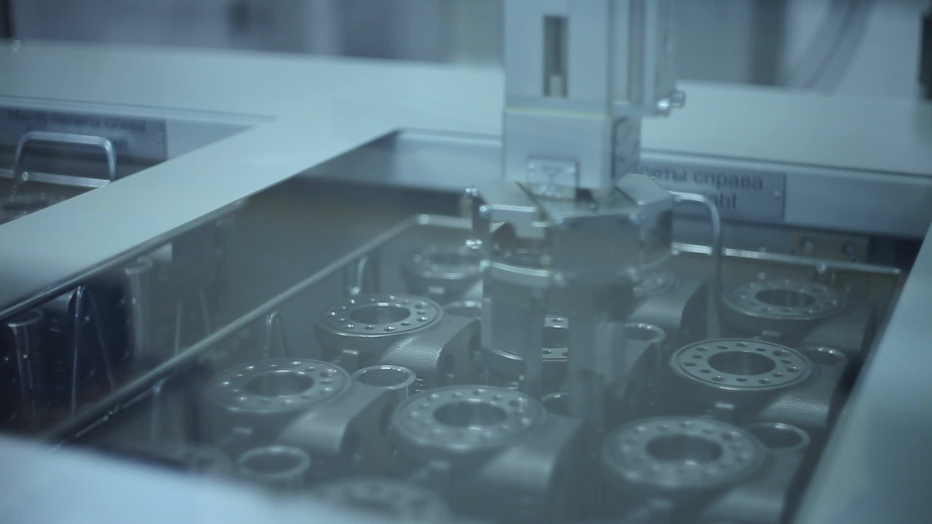 在工厂组装机器人产品视频的预览图